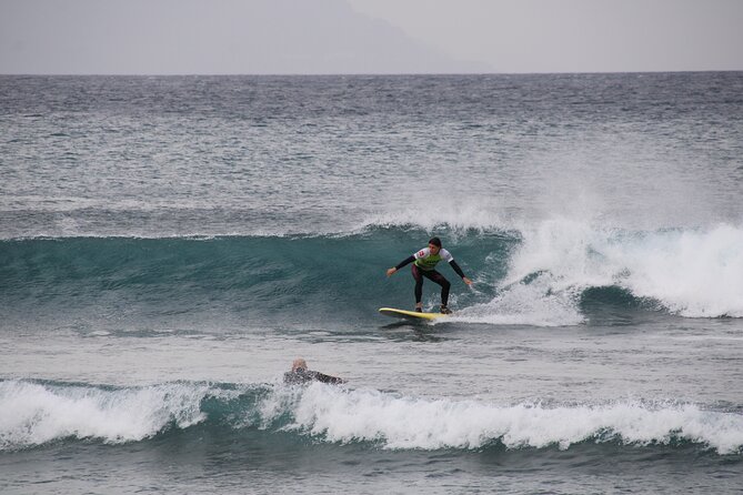 2 hours Semi-private surfing lesson in Playa de Las Americas - Why a four-person cap matters