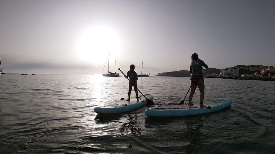 2h Sunset Paddle Board Session in Gran Canaria - Starting on the beach with Mireille