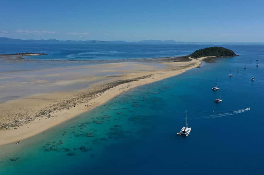 Airlie Beach: Whitsunday Islands Sailing, SUP & Snorkel Tour - Sailing north toward Hook Island