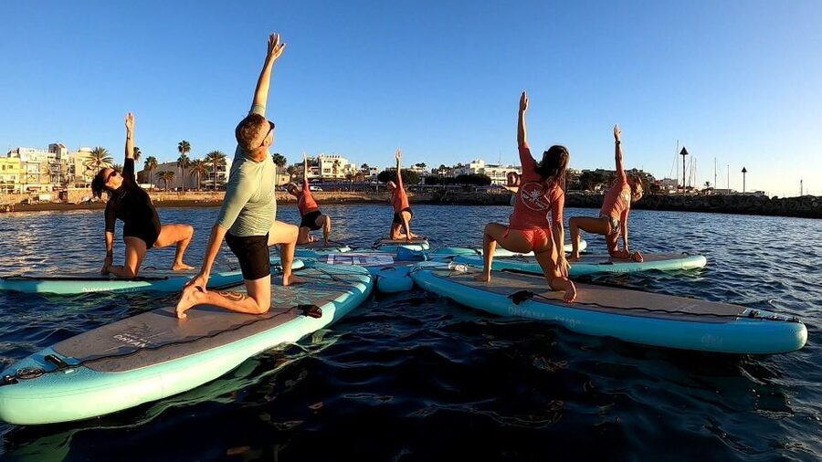 Arguineguín: Stand-up Paddleboard Yoga Class with Instructor - The first 10 minutes: learning to paddle