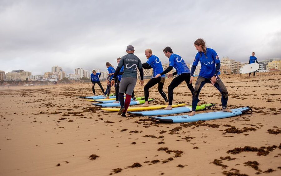 Armação de Pêra: 1:30-hour Surf experience Lesson/clinic - Taking the board into the water