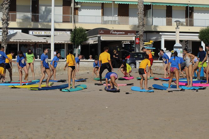 Beginner Surf Course - Small groups make the first attempts less stressful
