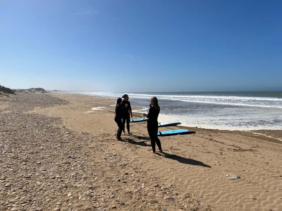 Beginners friendly surf in nice spots - What the Wind and Other Surfers Mean for You