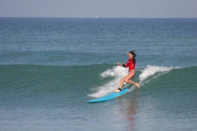 Cours de surf sur la côte Basque.