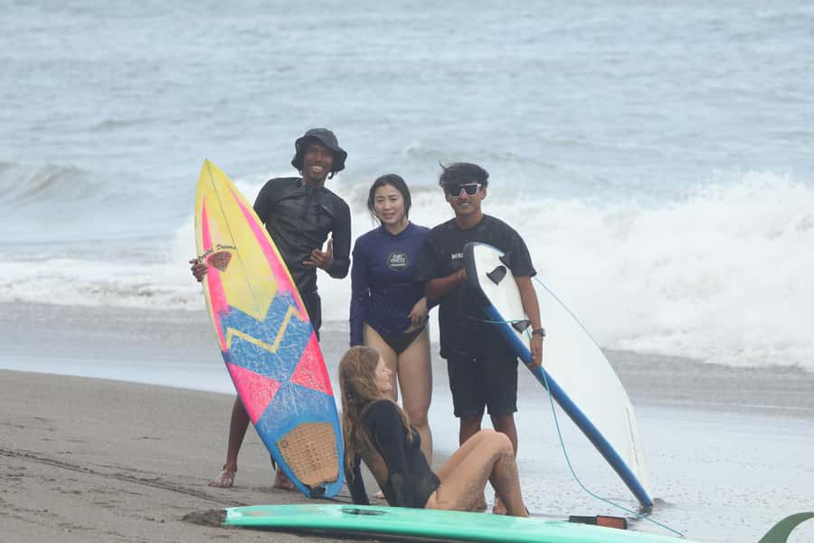 Canggu Surf School Bali - Meeting the school at Batu Bolong Beach