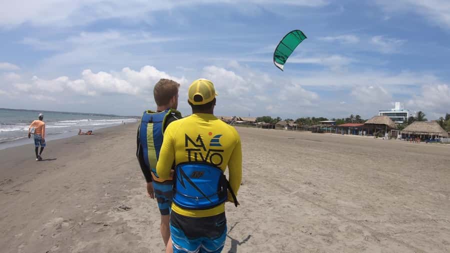 Cartagena: Private Kitesurfing Classes - An instructor who explains before he pushes