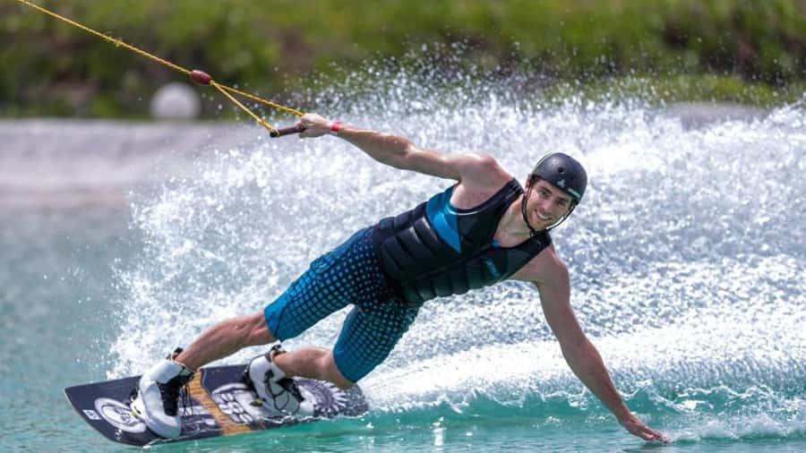 Dubai: 45Min Wakeboarding Experience - Wakeboarding beside Dubai’s most famous hotel