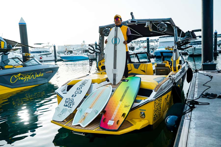 Dubai wakesurfing & wakeboarding: Snacks & drinks included! - Wakesurfing and wakeboarding are different tests