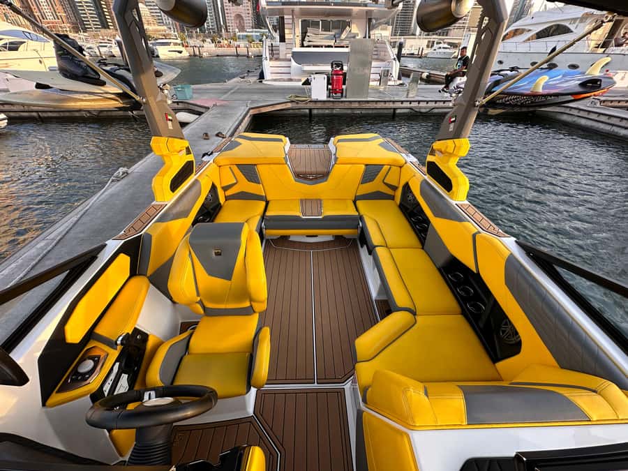 Dubai wakesurfing & wakeboarding: Snacks & drinks included! - The value of a private six-person booking