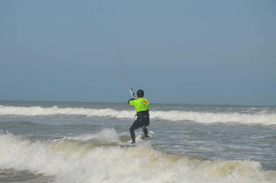 Essaouira: Kitesurf Lesson with changing rooms & Hot showers - Controlling the kite before touching the board