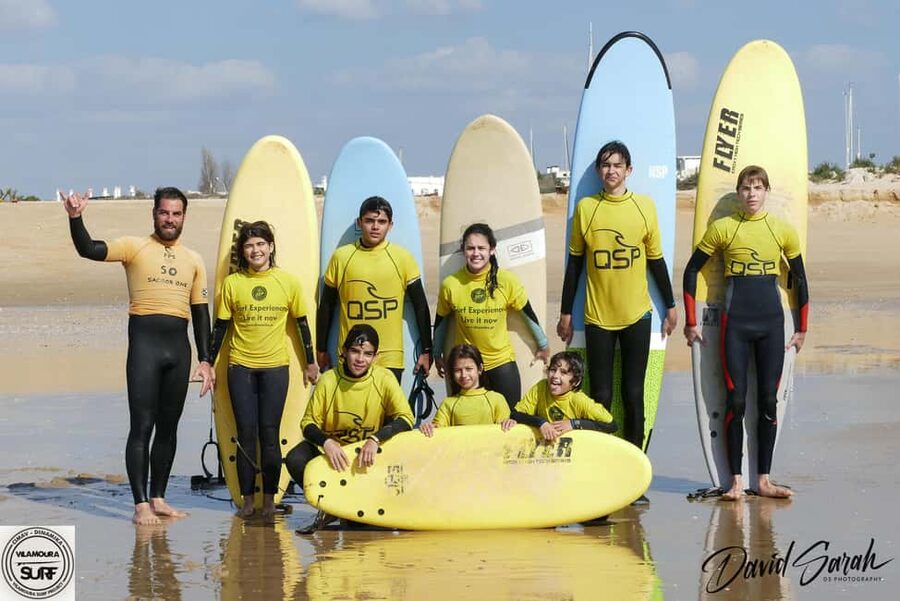 Falésia Beach Surf Class in Small Group + Hot Shower - Instructors, languages, and teaching style