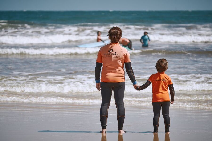 Family/children surf lesson - Entering the Water at Peniche-Baleal