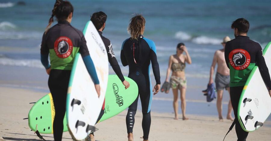 Fuerteventura : Corralejo Surf Lesson - From Corralejo pickup to the beach