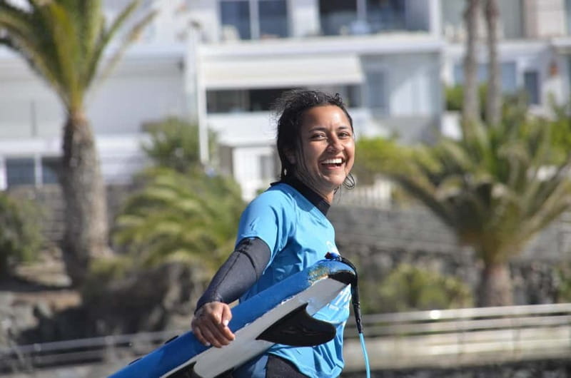 Gran Canaria: Playa del Inglés Girls' Surf Experience - Photos, water, and the small extras