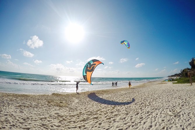 Group Kiteboarding Lesson in Tulum - The first hour: wind theory and kite setup