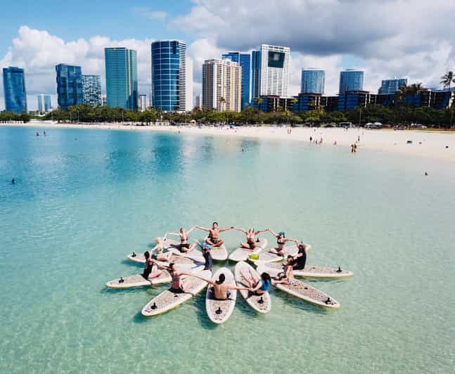 Honolulu: SUP (Standup Paddleboard) Yoga Class - Why SUP yoga at Magic Island feels different