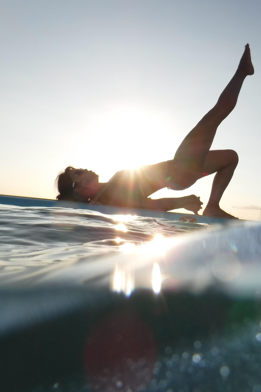 Honolulu: SUP (Standup Paddleboard) Yoga Class - Wading out to the anchored boards
