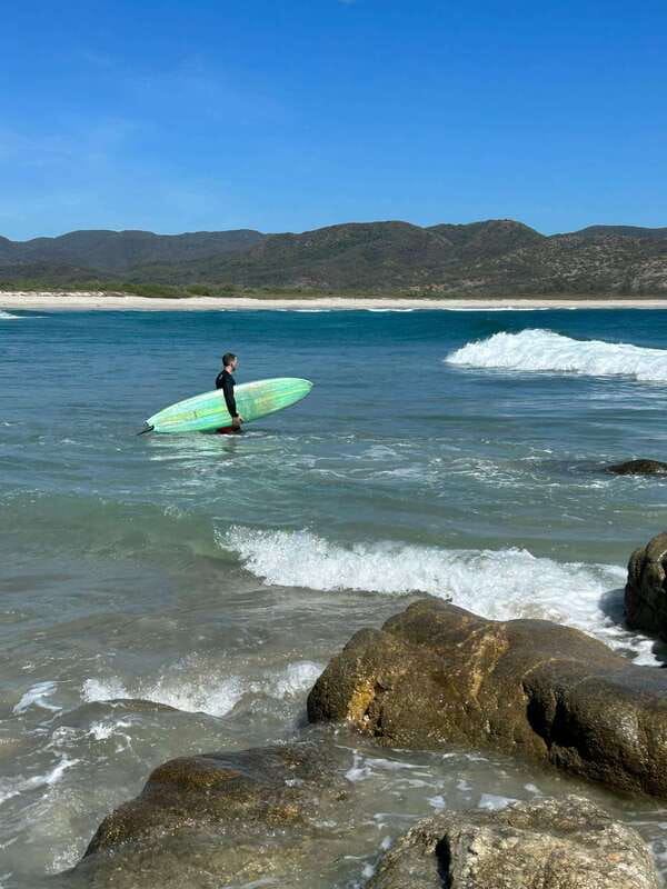 Huatulco: Surf Lesson with surf instructor. All Levels - Getting on the board with the right equipment