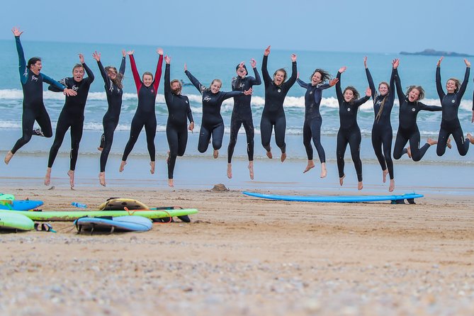 Initiation Group Surf - The warm-up and first lesson on the sand