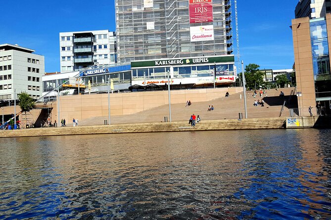 Kayak or SUP tour on the water through Saarbrücken - Seeing the Landtag des Saarlandes from the water