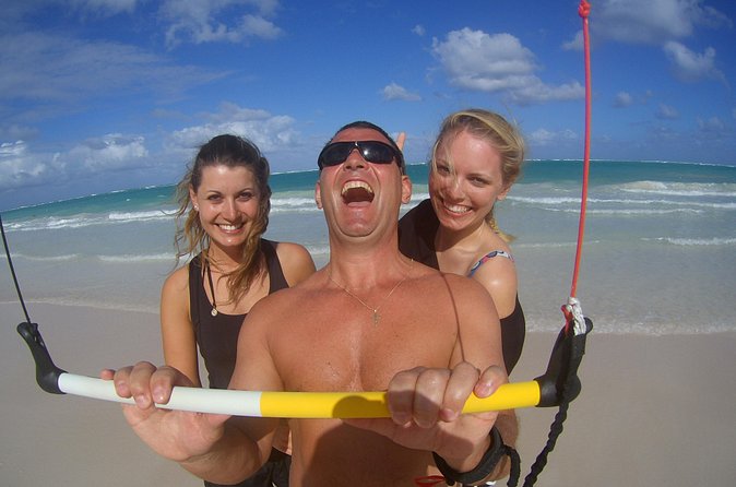 Kiteboarding Lessons in Punta Cana - Meeting Humberto and getting ready on the beach