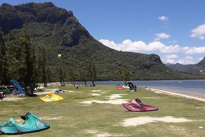 Kitesurfing lesson and rental at a cheaper price and with qualified instructor - Key Points for Choosing This Le Morne Lesson