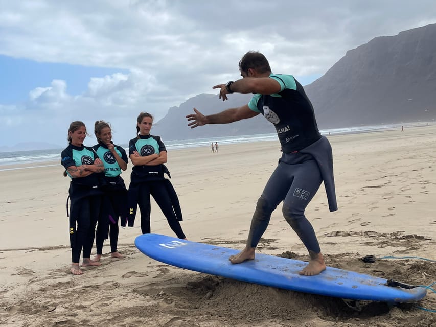 Lanzarote: dynamic surf lessons with friends or private lessons in Famara - The first 15 minutes: getting ready to surf
