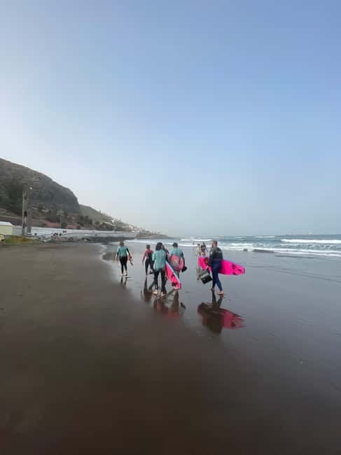 Las Palmas de Gran Canaria: Group surf lessons on La Laja beach - The water session: your first wave at La Laja
