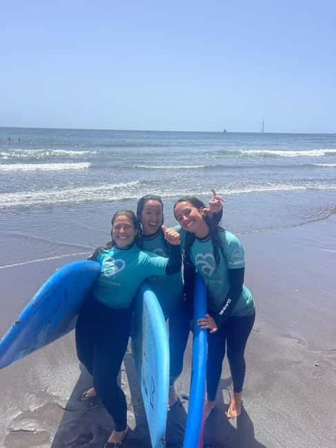 Las Palmas de Gran Canaria: Group surf lessons on La Laja beach - The first 30 minutes: meeting, warming up, and learning the basics