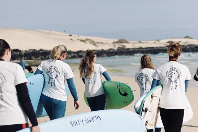 Lezioni di Surf per Beginner e Intermedi (6 persone a istruttore) - Boards, wetsuits, transfer, and water included