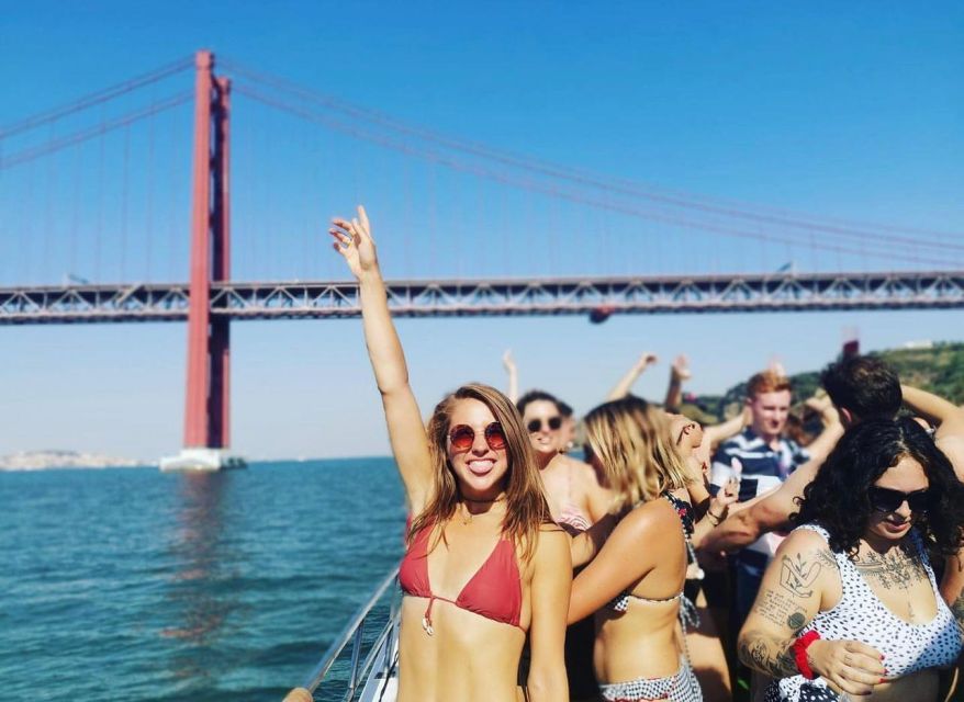 Lisbon: Splash Boat Party the only all inclusive party + SUP - Boarding for a Lisbon afternoon on the water