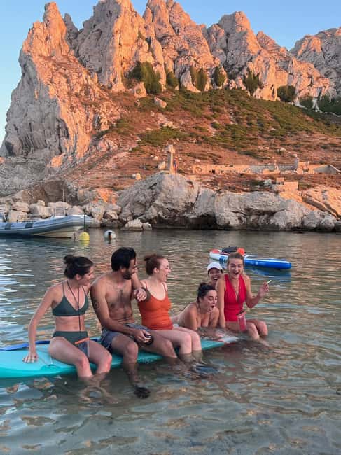 Marseille: stand-up paddle tour - discover the calanques - Getting comfortable on the board with Julien