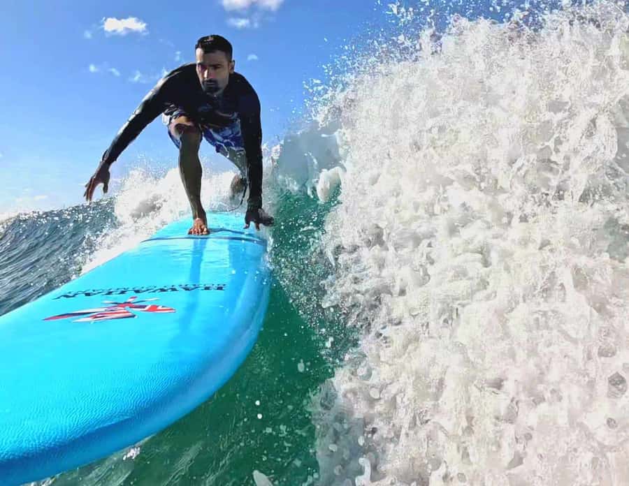 Oahu: 1-on-1 Surfing Lesson in Waikiki - Choosing your rash guard and water shoes