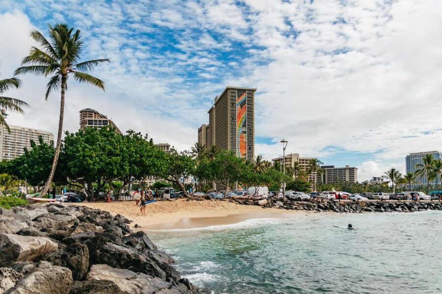 Oahu: Beginner-Friendly Waikiki Beach Surfing Lesson - Why Waikiki is a smart place to learn surfing
