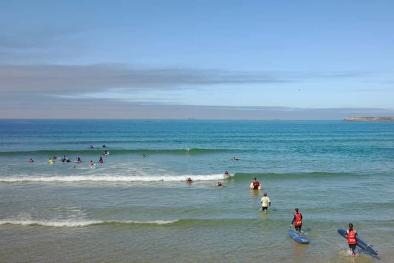 Porto: Surf Lesson in a small group - Equipment, changing space, and beach access