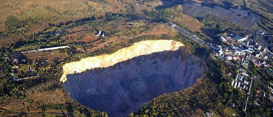 Pretoria: Cullinan Surface Diamond Mine Walking Tour - The diamond display room and mining process