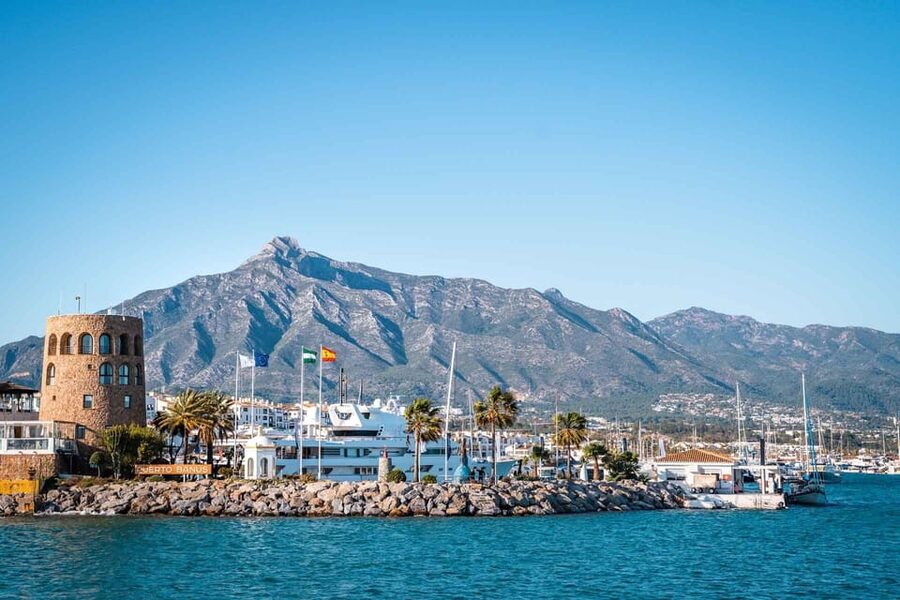 Puerto Banús: Private Cruise with Dolphins & Wakeboard - Wakeboarding for first-timers