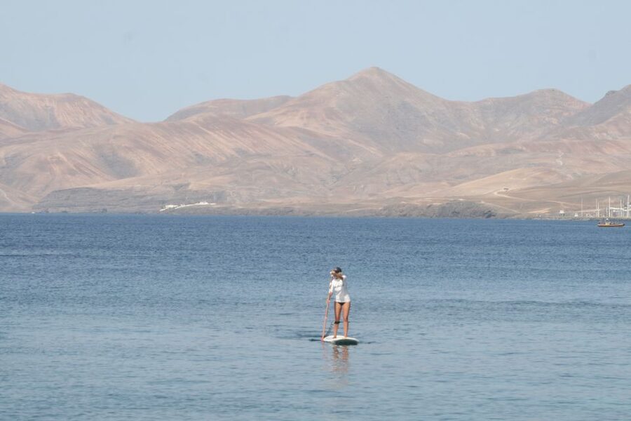 Puerto del Carmen: Stand Up Paddleboarding Class - Learning to stand without fighting the board