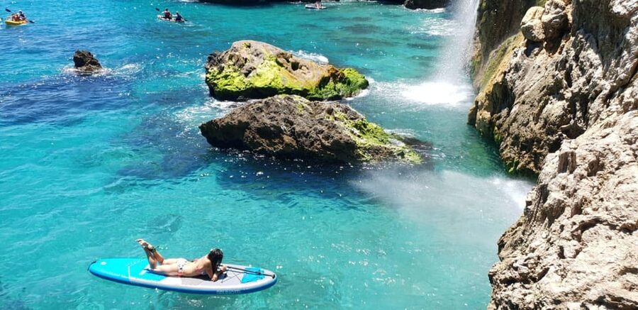 Ruta libre en paddel surf por la cascada de Nerja y Maro 😍 - Starting at Burriana Beach with a short equipment briefing