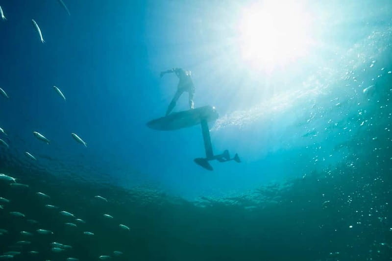 Saint Tropez: Learn how to Surf with an eFoil - From lying down to standing up