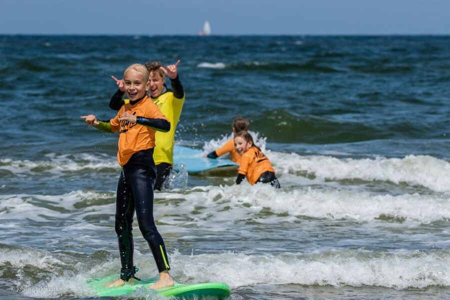 Scheveningen Beach: 1,5-Hour Surf Experience for Adults - Group size, language, and learning style