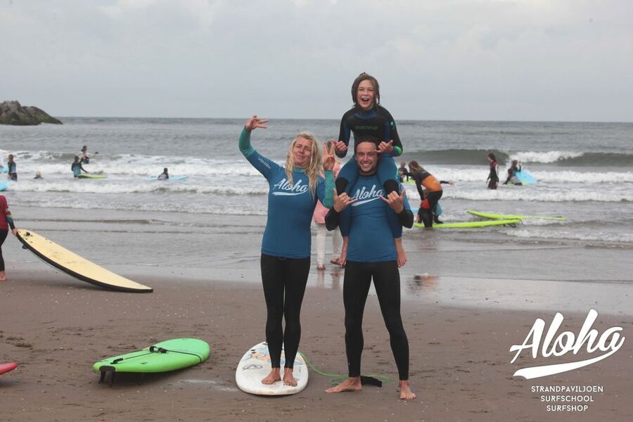 Scheveningen Beach: 1,5 hour Surf experience for families - Your first attempt to stand on the board