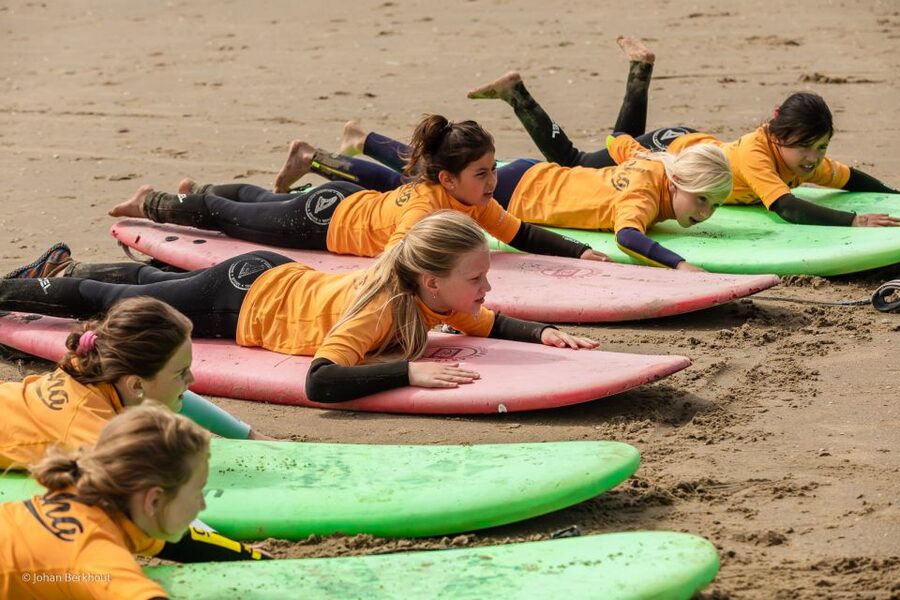 Scheveningen Beach: 1,5-Hour Surf Experience for kids - Into the water with board and wetsuit