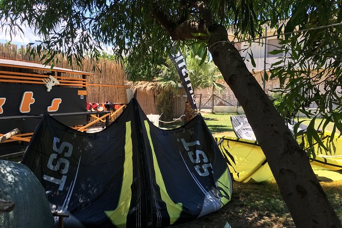 Semi-private kitesurfing course for beginners - Meeting at Kitesurf Stagnone KTS