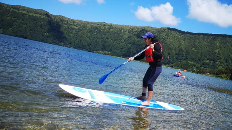 Sete Cidades: Paddle Board Rental - Paddling across Lagoa das Sete Cidades
