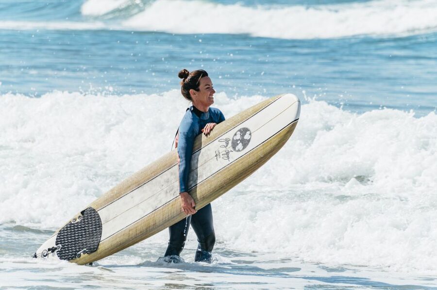 Solana Beach: Private Surf Lesson with Board and Wetsuit - Your first minutes: fitting the wetsuit and meeting your instructor