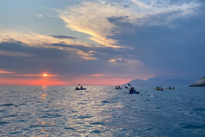 Sunset kayak/Sup tour - Lukova caves and Secret beaches - Who will enjoy this most