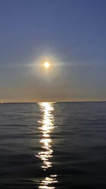 Sunset+paddle surf with music+fotos&videos Barceloneta+snack - Learning the basics before you paddle