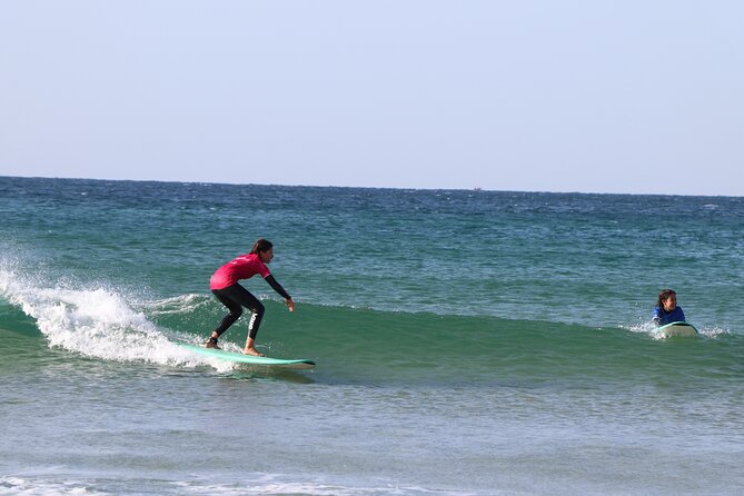 Surf Class in Almada - What makes the instructors useful for first-timers