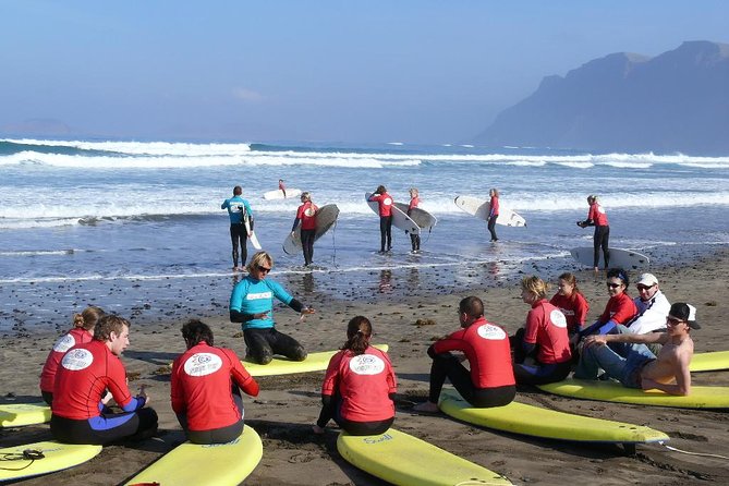 Surf class in Famara 9:15-12:00 or 11:45-14:30 (2h class) - The 9:15 meeting time and the 10:00 lesson